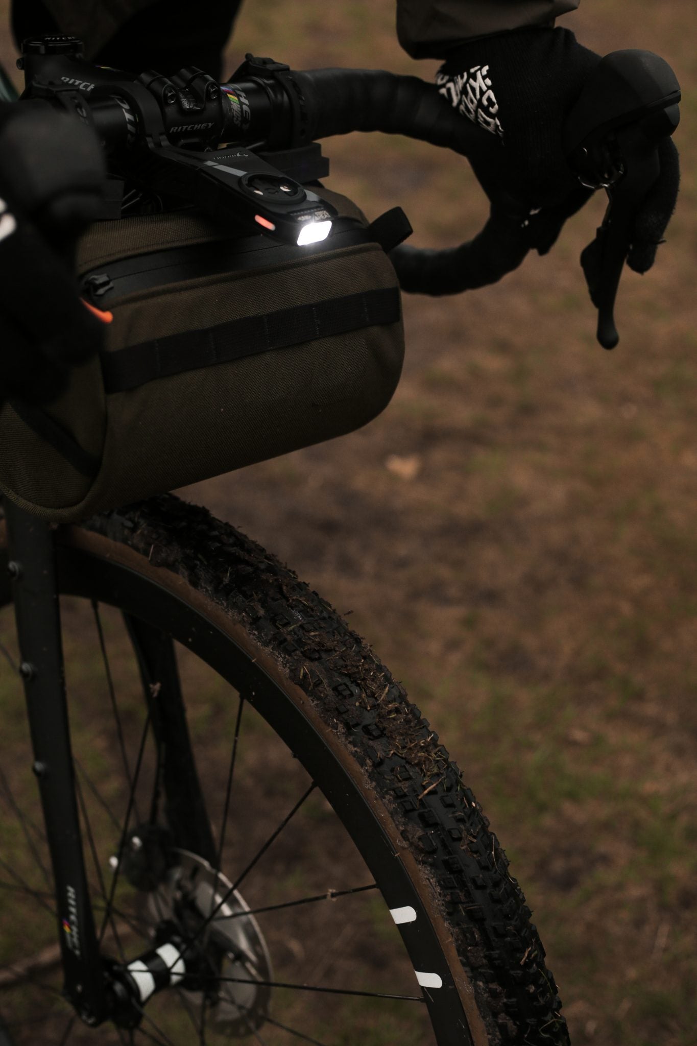MOON Framlampa 400 lumen integrerad datorhållare