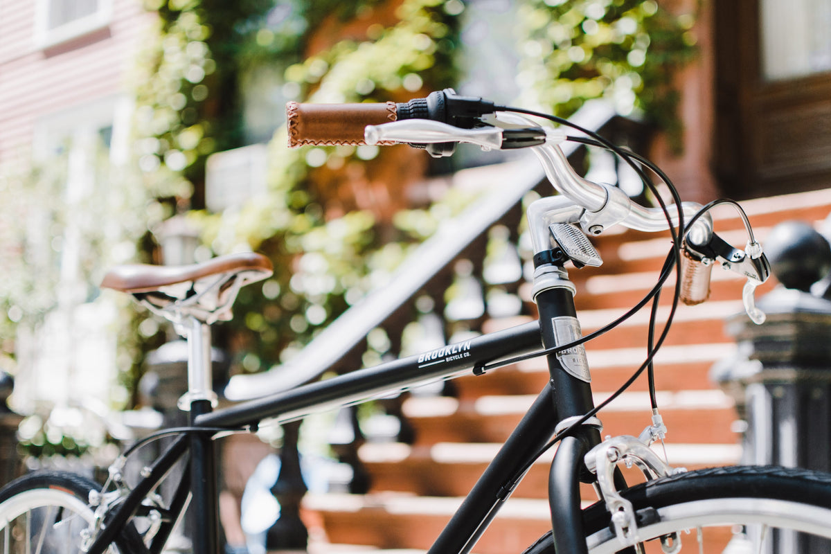 Brooklyn Bicycle Co. Bedford i mat sort foran trappen til et brownstone-hus i Brooklyn