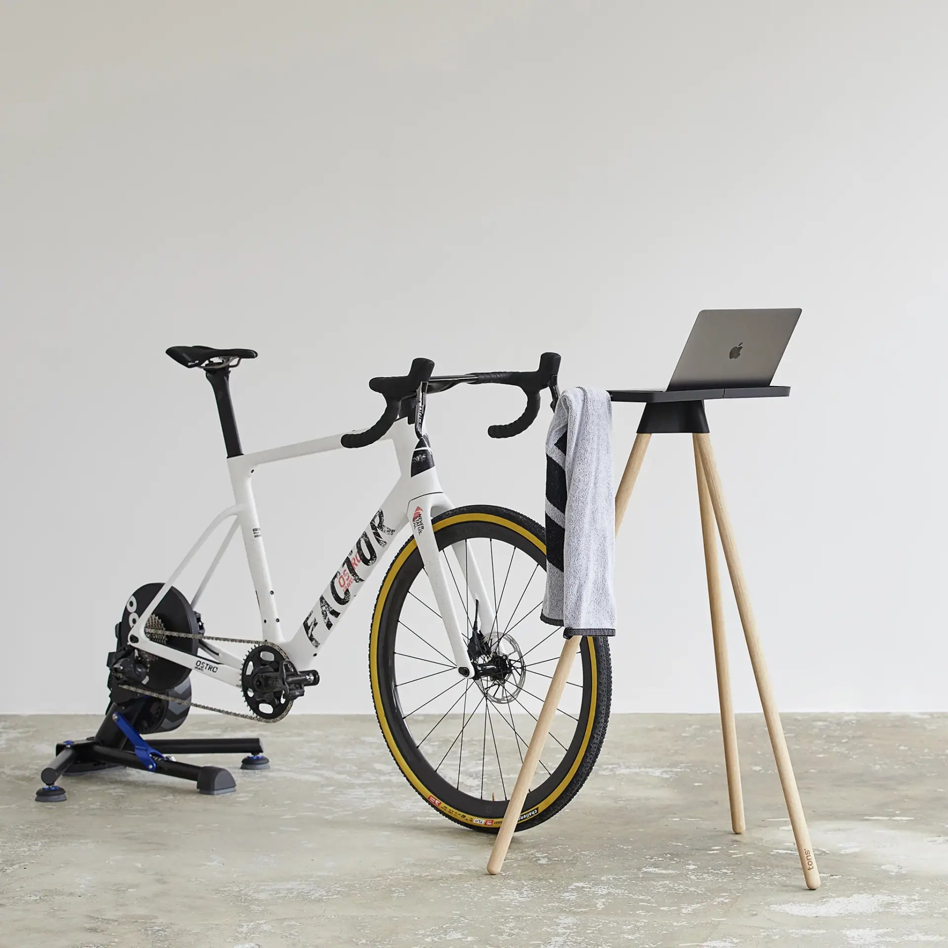 Tons Studio Laptop Race Bord Natural Oak